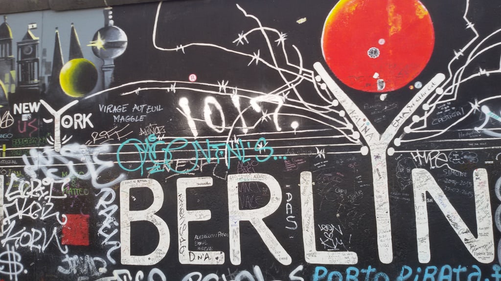 Murale artistico con scritta Berlin nel quartiere Kreuzberg, esempio di street art nella capitale della Germania